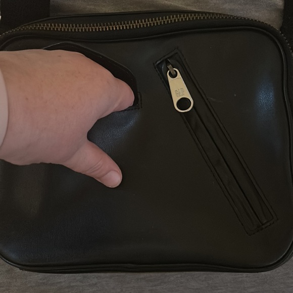 3 never used, new bags/purses. 2 GAP bags and one unknown maker. - Picture 2 of 14